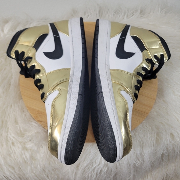 NIKE Air Jordan 1 Mid SE Mens Metallic Gold lace up sneakers DC1419-700 (2020) - Picture 8 of 9